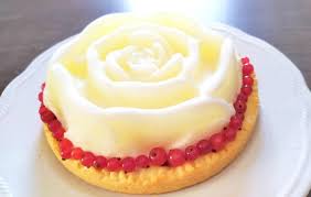 Trascorso il tempo stenderlo nella teglia e cuocerlo a vuoto (usando ceci per tenere in forma la base) a 180 gradi per circa 20 minuti. Crostata Con Panna Cotta La Moda Del Momento Fresca E Gustosa Ideale Per Ogni Occasione Ecco I Trucchi Per Prepararla Piu Donna