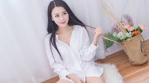 強行破了姐姐的处- 色情001 我掀开姐姐的超级短裙，看到一条乳白色、小之又小的棉质比基尼三角内裤，