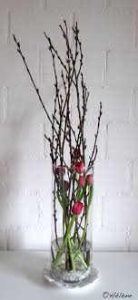 Tulpen Mit Weidenkatzchen Im Glas Fruhlings Dekoration Bodenvase Dekorieren Fruhlingsdekoration