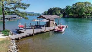 The master bedroom and family. Fox S Den Lake Retreat