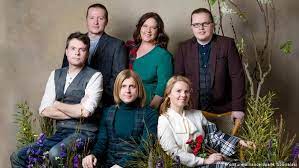 The troubled family has been around since the second season and is keeping at it. Die Kelly Family Ist Wieder Da Kultur Dw 23 03 2017