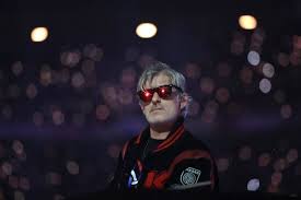 Hallan muerto al DJ Kavinsky en su casa de París
