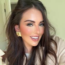 Lisa Huss's Instagram, Twitter & Facebook