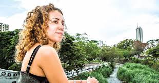 Hoy te quiere imaginar sublime como el mar mirarte desde el sol. La Cali De Hoy Es