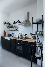 Cuisine De La Semaine Une Cuisine De Campagne Bricolage Ikea Pour Deux Createurs Berlinois Rem En 2020 Cuisine Noire Et Bois Cuisine Moderne Cuisine Moderne Blanche