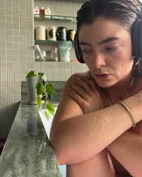Full immersion . . . Lorde just posted on Insta!!!! Cute lil bathtub shoot  with her headphones🩷⭐ #lorde #lordefans #lordmusic #lordeontour  #lordesolarpower #lordemelodrama #lordepureheroine