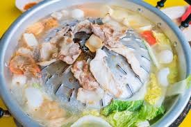 It consists of tender pieces of braised pork belly marinated in fresh curry with tomato puree. 5 Typische Chiang Mai Gerichte Die Sie Probieren Sollten Gastronomie