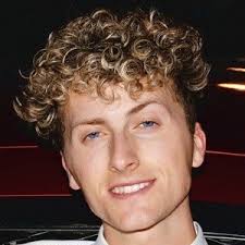 Aaron Presnell's Instagram, Twitter & Facebook