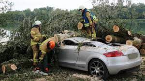Für den montagvormittag kündigte der deutsche wetterdienst (dwd) in bayern, besonders aber im süden und später auch in. Unwetter In Sudbayern Und Regensburg Mit Verletzten Bayern Sz De