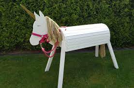 Die vorlagen dafür finden sie hier. Diy Einhorn Aus Holz Voltigierpferd Gabelschereblog