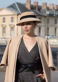 The Celebrity Stylist Guide To Hat Hairstyles Hat Hairstyles Celebrity Stylist Stylish Hats