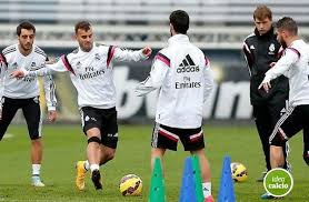 Lavoro Organico Con La Palla Small Sided Games E Possesso Palla Nel 2020 Allenamento Allenamenti Di Calcio Allenatore