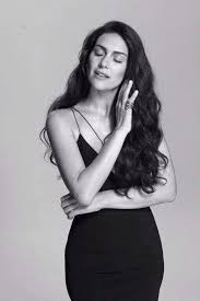Pin De S A R A Em Berguzar Korel Look Morenas Beleza