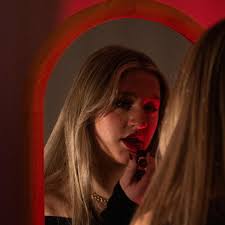 Is it hot in here?… (Iykyk) 📸- @avery.cavitt & @willow.justiss  #photography #singersongwriter #albumcover #smallartist