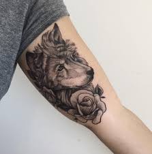 tatuagem criada por rodrigo muinhos de fortaleza lobo em preto e cinza no braco tattoos body tattoos animal tattoos