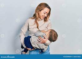 年轻的白人女性抱着她儿子抱抱，给儿子喂母乳库存图片. 图片包括有妈妈, 母性, 健康, 食物, 胸骨- 223295641