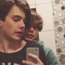 いいね！1,151件、コメント17件 ― Wineholicsさん(@thewineholics)のInstagramアカウント: 「So we  actually never posted mirror selfies before... strange.」