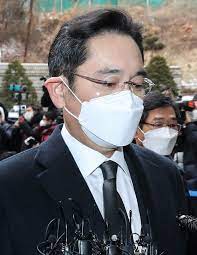 이재용 삼성전자 부회장이 국정농단 사건 파기환송심에서 징역 2년 6개월을 선고받고 법정구속된 이를 감안할 때 이 부회장이 만약 가석방 되더라도, 올 연말 정도에나 가능할 것이란 전망이 나온다. Etl4x3yy 2lm M