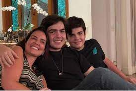 O pequeno é figura rara em eventos sociais, assim como seus irmãos rodrigo, de 8 anos, e lara, de 18. Em Foto Rara Filho De Faustao Aparece Irreconhecivel Apos Bariatrica Nsc Total