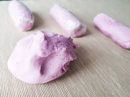 Conosciuto come pongo o didò, ideale per far giocare i bimbi di ogni età, una pasta modellabile molto morbida. Pongo Fatto In Casa Ricetta Facile E Veloce La Polly