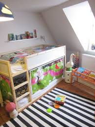 So Hier Ist Die Andere Seite Des Kinderzimmers Mit Der Curryfarbenen Wand Welches Ich Vor Kurzem Gezeigt Habe Gardinen Kinderzimmer Ikea Kura Bett Etagenbett