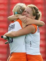 Su chanza con cara de pícaro llegó después del triunfo por 3 a 2 del seleccionado femenino naranja ante las leonas, por los cuartos de final de. Holanda Termina Con El Sueno Del Hockey Femenino Mas Deporte Deportes Elmundo Es