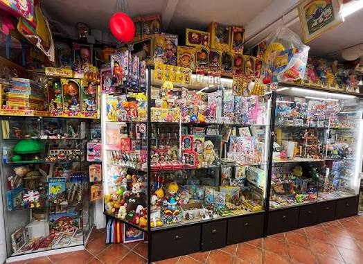 2 Rue du Grand Prieuré – Une boutique légendaire de jouets de collection vintage et de figurines rétro, paradis des nostalgiques des années 1970 à 1990.