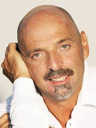 Era un periodo particolarmente difficile per lui. Paolo Brosio Eta Altezza Peso Prima Seconda Moglie Cubana Fidanzata