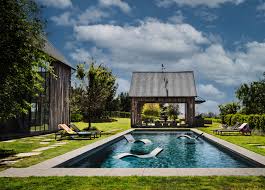 Daher wurden nicht nur natürliche baustoffe und materialien für das innendesign verwendet. Step Inside Ashton Kutcher And Mila Kunis S Sustainable L A Farmhouse Architectural Digest
