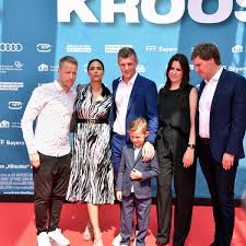 Mir und meiner familie geht es gut, keine symptome. Kroos Kommt Ins Kino Der Unnahbare Ganz Privat Nw De