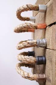 The lampshade hanging on rope is my favourite, but i also love the idea of the rope drawer pull!! Pin On Strandhuis