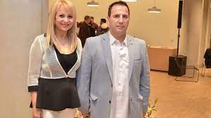 Αυτός είναι ο 58χρονος θεατρικός παραγωγός, σύζυγος της τέτας καμπουρέλη, ο οποίος κατηγορείται για την κλοπή «μαμούθ» από τέσσερις θυρίδες τράπεζας στο ψυχικό. Teta Kampoyrelh H Basikh Krish Poy Perase O Gamos Moy Htan Zappit