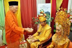 Adat perkahwinan masyarakat melayu sarawak mempunyai banyak persamaan dengan adat sama masyarakat melayu di semenanjung. 6 Adat Istiadat Suku Melayu Gambar Dan Keteranganya Jejak Medan