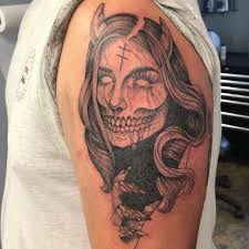 sydneyymangold getting some practice in, follow her page or message us to  book a tattoo with our apprentice ✨✌🏻