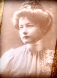 My grandparents Isaac Prentice Courtney and Rebecca Elizabeth (Bessie)  Carter Courtney. This photo was made in 1908. Her first marriage was to  Alonzo Hathorn in 1893. They divorced and she married my