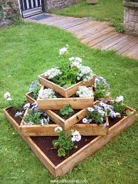 This Passage Way Made With The Same Shipping Pallets Could Be Perceived As A Dual Natured Pallet Wood Creation This Is A Decorative Measure And Also A Protect Jardines Ideas De