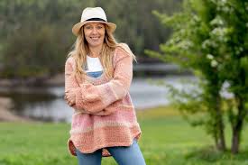 A group of celebrities are placed on an old farm and have to run it like they did in the old days without modern equipment such as every week two participants have to duel and the loser leaves the farm. Farmen Kjendis Kjendis Dette Er Deltakerne I Farmen Kjendis 2021