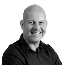 Een mooi dronebeeld van de nieuwbouwwoning in Leusden. Gevel en dak gemaakt  van sandwichpanelen in zwart metallic kleur. Kozijnen van aluminium met  zonwerend trippel glas. Deze materialen samen…