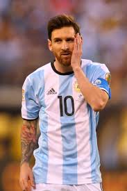 C'est lionel messi qui ouvre le score sur pénalty pour l'argentine à la 24ème minutes. Copa America 2016 Humilie Par Le Chili Messi Renonce Au Maillot Argentin Le Point