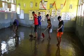 Gambar gotong royong dan penjelasannya. Banjir Pelaksanaan Uas Ditunda Siswa Gotong Royong Bersihkan Kelas