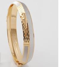 Today, it has a strong retail network of over 260 outlets spread across 10 countries, 10 wholesale units in addition to offices, design centers and factories spread across india, middle east & far east. Showroom Of 22k Gents Jaguar Design Kada Jewelxy 105021