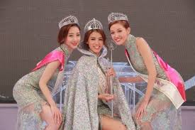 Tvb 2018年度香港小姐诞生 十七号陈晓华摘冠 23岁的陈晓华是大学护理系毕业生，志愿是成为发明家。 亚军是见习建筑师邓卓殷，她同时夺得「最上镜小姐」；季军是丁子田。 今次港姐竞选採取淘汰制，二十名参赛者经过多轮淘汰，产生最后三强。 2018æ¸¯å§ çˆ­è­°åº¦ç­‰æ–¼é—œæ³¨åº¦ æ¸¯å§é¸èˆ‰å˜… æ½›è¦å‰‡ é¦™æ¸¯å°å§æ–°èž