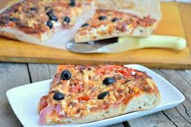Pizza Cu Blat Pufos Cu De Toate Pizza De Casa Savori Urbane Recipe Recipes Food Cooking Recipes