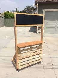 Diy Lemonade Stand On Wheels Using A Pallet Diy Lemonade Diy Lemonade Stand Kids Lemonade