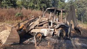 माओवादी उग्रवादियों ने सड़क निर्माण कार्य में लगी दो जेसीबी को फूंका, लेवी  नहीं मिलने से हैं नाराज - Maoist militants torched two JCBs engaged in road  construction in ...
