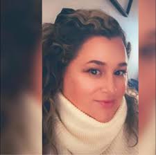 DECORATING A TREE FOR BIRDS AND WILDLIFE Decorating an outdoor tree with  healthy treats for local wildlife is a wonderful winter tradition that  gives back to nature. It's a tradition that my