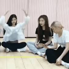 Welcome to the love triangle love between yeji, lia and ryujin. Ryujin Itzy Gif Ryujin Itzy Lia Discover Share Gifs