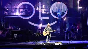 Le chanteur y reprend alors sur scène d'anciens titres mais aussi des inédits qu'il interprète. Au Zenith De Lille Jean Louis Aubert A Succombe Au Virus De L Hologramme