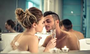 Sexo na banheira: 5 posições sexuais quentes