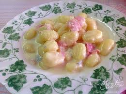 Lessate gli gnocchi di patate in abbondante acqua salata e scolateli mano a mano che vengono a galla, poi conditeli con il radicchio. Gnocchi Di Patate Con Prosciutto E Gorgonzola Le Meraviglie Di Cicetta